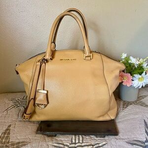 *SOLD* Michael Kors Purse🌻